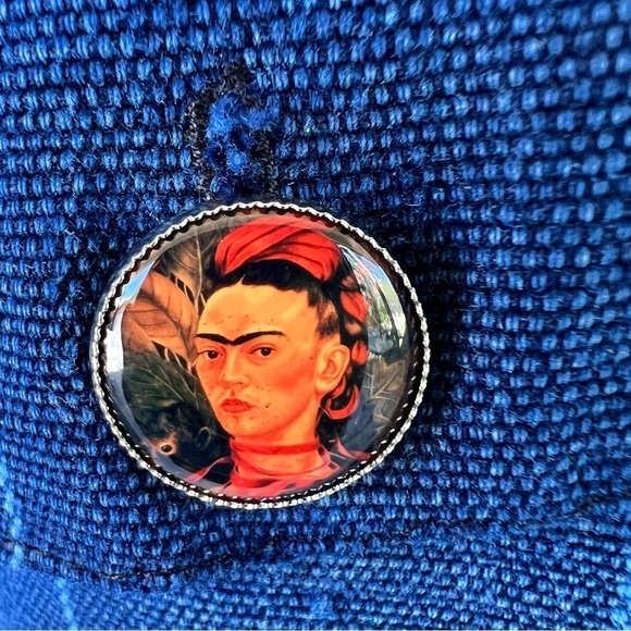 ARTSY FRIDA KAHLO EMBROIDERED DENIM JACKET PORTRAIT BUTTONS NWOT SIZE MEDIUM - Picture 2 of 13